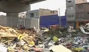 Basura y desechos en la línea 1 del Metro de Lima