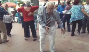 Don Saúl, el abuelito que contagia alegría con su baile