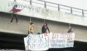 Chile: manifestantes se cuelgan de puente durante protesta