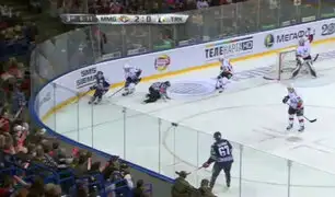 YouTube: Árbitro recibe brutal impacto de un disco en partido de hockey y muere [VIDEO]