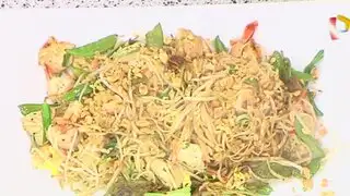 Aprende la exquisita receta de los fideos saltados a la tailandesa ‘mar y tierra’