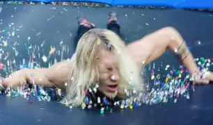 YouTube: ¿Qué pasa si te lanzas sobre un trampolín lleno de tachuelas? Él lo sabe [VIDEO]