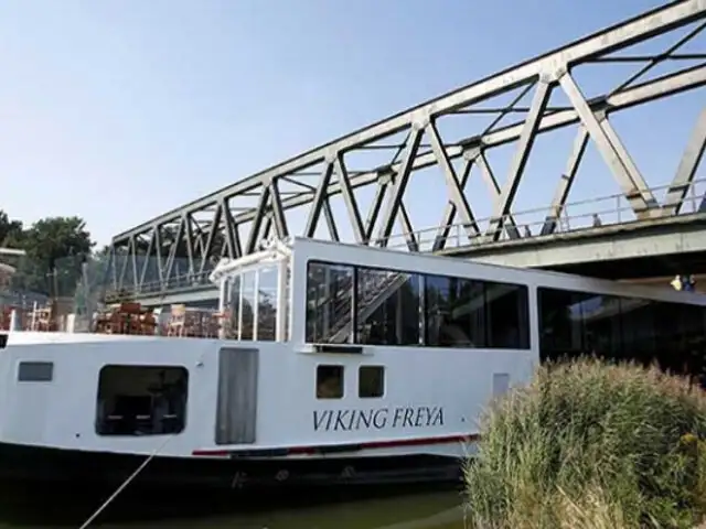 Alemania: dos muertos al chocar crucero contra puente