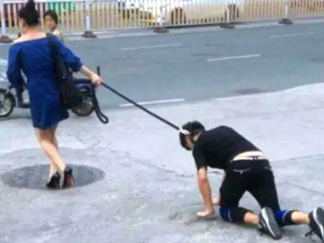 China: Mujer ‘sacó a pasear’ a su pareja como un perro por la calle [FOTOS]