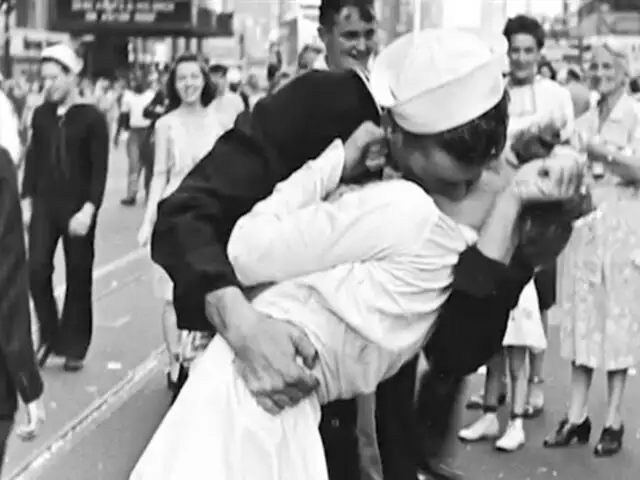 EE.UU.: Muere la enfermera del beso que simbolizó el fin de la II Guerra Mundial