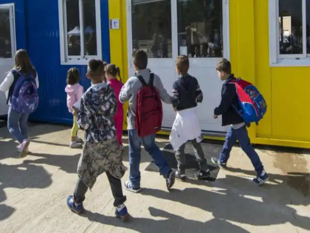Niños vuelven al colegio tras terremoto en Italia