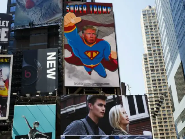 EEUU: ‘Súper Trump’ aparece en el Times Square