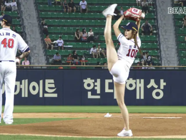 Modelo coreana es viral por hacer el lanzamiento de baseball más sexy de la historia [FOTOS y VIDEO]