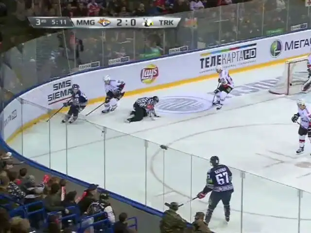 YouTube: Árbitro recibe brutal impacto de un disco en partido de hockey y muere [VIDEO]