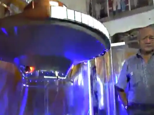 Ex técnico naval construye una réplica de lo que sería una nave alienígena en Chimbote