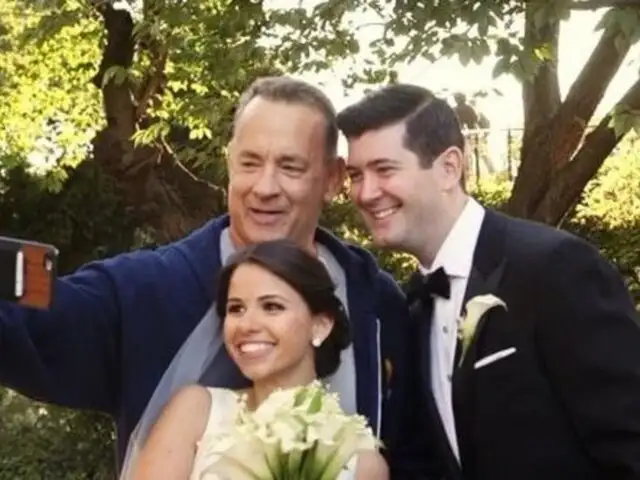 Tom Hanks se ‘coló’ en sesión de recién casados y fotos se hacen virales