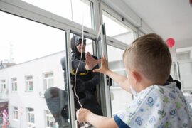 Policías disfrazados de superhéroes sorprenden a niños en hospital
