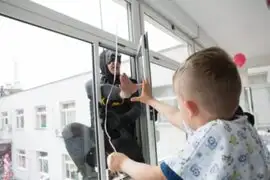 Policías disfrazados de superhéroes sorprenden a niños en hospital