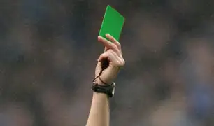 YouTube: Así ‘mostraron’ la primera tarjeta verde en la historia del fútbol [VIDEO]