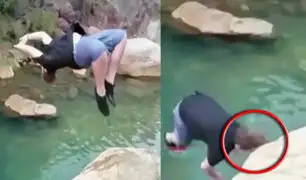 Realiza un clavado en un río y se da un fuerte golpe en una roca