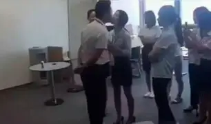 Facebook: Empleadas de una fábrica en China son obligadas cada mañana a besar a su jefe [VIDEO]
