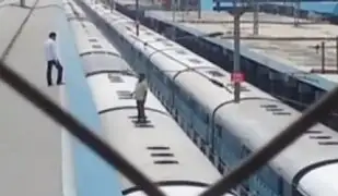 India: sujeto se electrocuta tras subir al techo de un tren