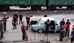 Rusia: 18 personas caben de manera sorprendente en un auto