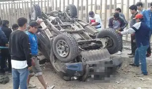 Camioneta se estrella contra un poste y deja dos muertos en Trujillo