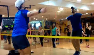 VIDEO: profesor de gimnasio encanta con bailes