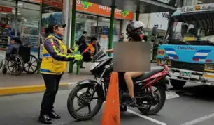 Captan a mujer desnuda manejando una moto por calles de Miraflores