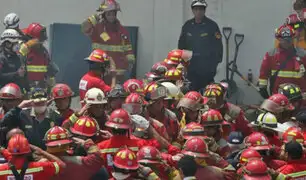 Retiran cuerpos de bomberos fallecidos tras incendio en El Agustino