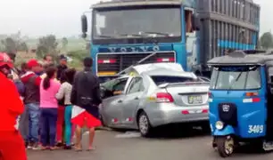 Choque entre auto y camión deja cinco personas fallecidas en Barranca