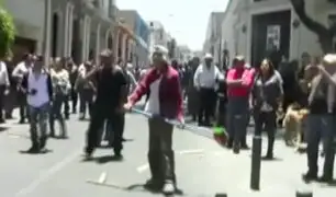 Arequipa: malabaristas callejeros se enfrentaron a la policía durante desalojo