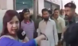 Policía golpea a reportera en plena transmisión en vivo