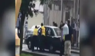 Conductor de colectivo embiste a inspectores en avenida Arequipa