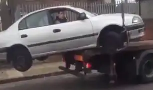 Intentó sacar su auto de una grúa para evitar una multa