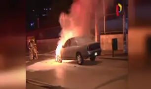 Cercado de Lima: auto se incendia en plena avenida Arenales