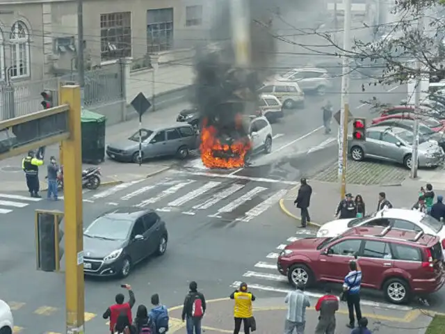 Santa Beatriz: camioneta se incendió en plena av. Arequipa