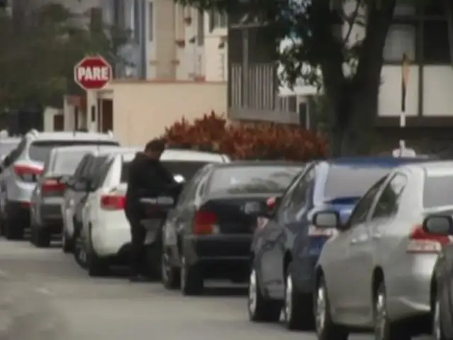 Falta de estacionamientos: conductores dejan autos en lugares prohibidos