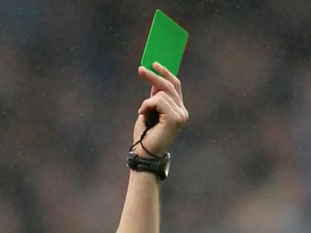YouTube: Así ‘mostraron’ la primera tarjeta verde en la historia del fútbol [VIDEO]