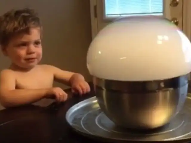 YouTube: La devastadora reacción del niño que no pudo reventar una burbuja te romperá el corazón [VIDEO]