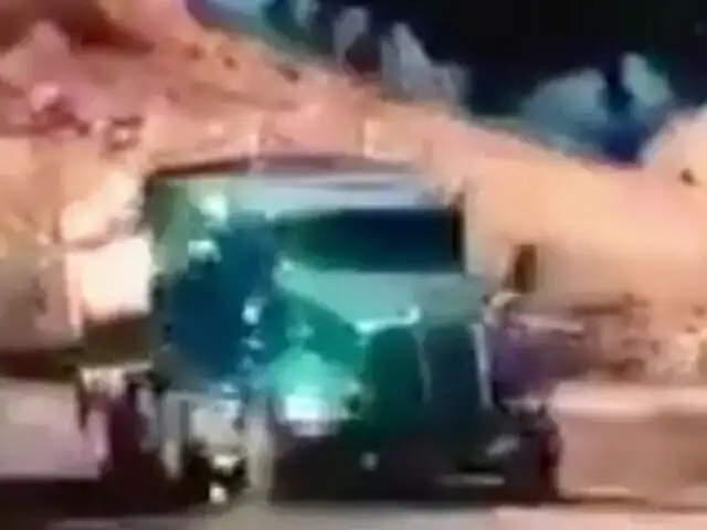 Camioneta y tráiler chocan violentamente en Arequipa