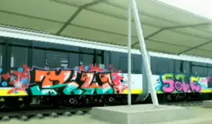 Vándalos pintan grafitis en onuevos trenes de la Línea 2 del Metro de Lima