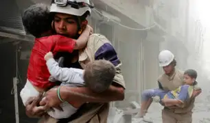 Niños son rescatados de los escombros por bombardeos en Siria