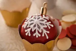 Receta para preparar cupcakes con esferas de chocolate, ideal para Navidad