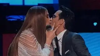VIDEO: así fue el comentado beso entre J.Lo y Marc Anthony