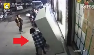 VIDEO: niño muere aplastado por un casillero en un supermercado en China