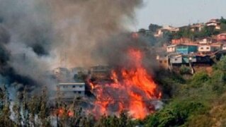 Incendio forestal afecta a decenas de viviendas en Israel