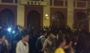 Estudiantes de la Universidad Federico Villarreal toman local central