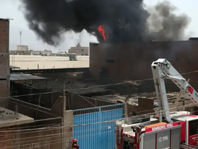 Incendio destruye depósito de pinturas en Carabayllo