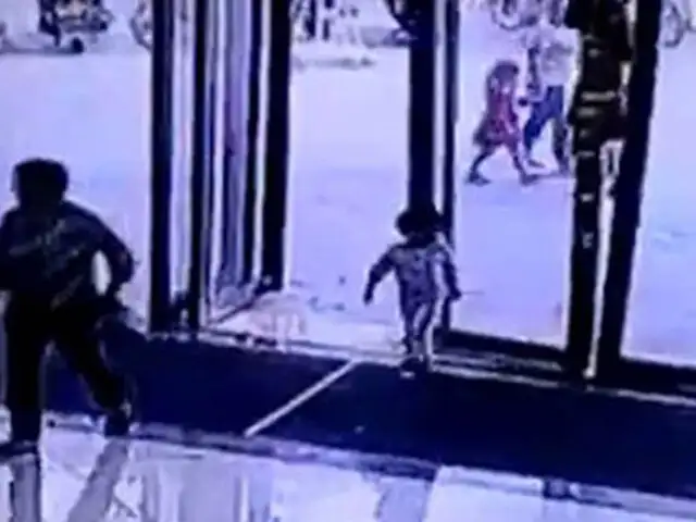 Impactantes imágenes: pesada puerta de vidrio cae sobre niña