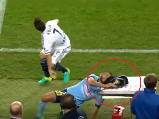 VIDEO: futbolista se estrella contra una mesa en pleno partido