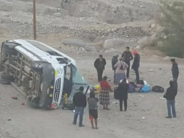 Viaje de promoción termina en tragedia al caer minivan a un barranco