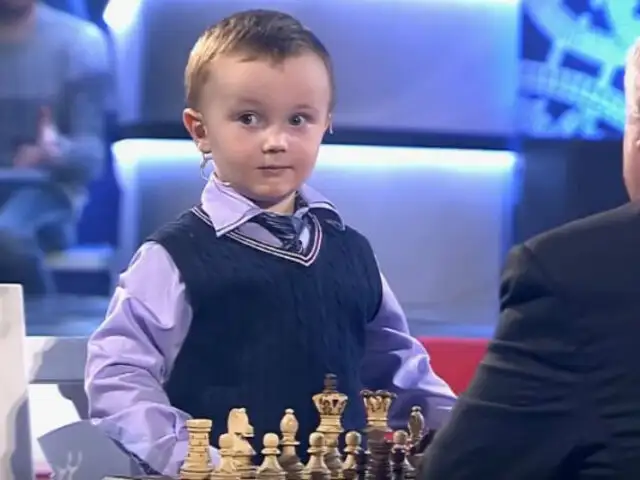 Con todos ustedes, Anatoli Kárpov dándole una paliza al ajedrez a un niño  de cuatro años