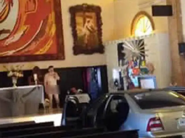 FOTOS: sujeto se pasea desnudo dentro de una iglesia llena de fieles